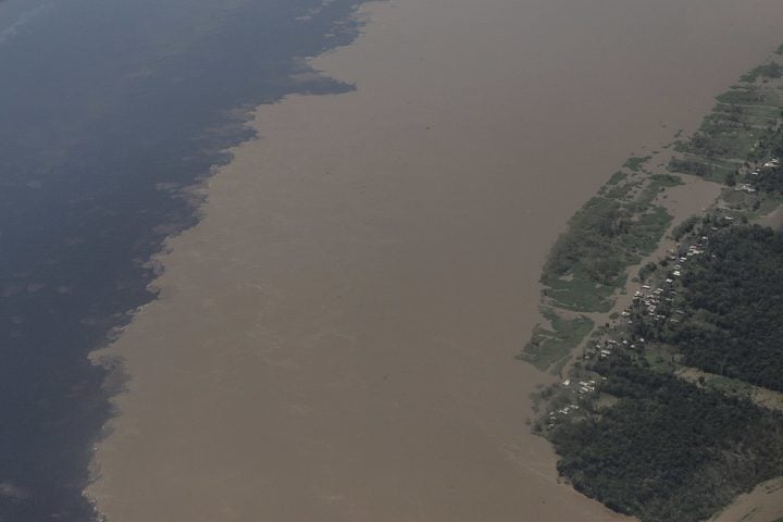 O acesso à cidade de Parintins se dá principalmente por barco ou avião, já que não há ligação terrestre direta com Manaus, a capital do estado.