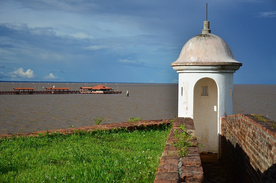 A Fortaleza de São José de Macapá, construída no século 18 pelos portugueses, tinha como objetivo proteger a região de ataques franceses e holandeses. É um dos maiores fortes coloniais do Brasil.