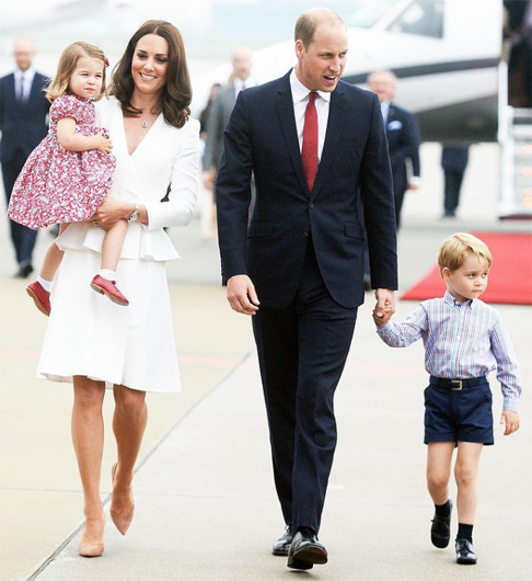 As crianças não podem usar calças, pois essa vestimenta é considerada suburbana pela realeza. Os meninos de até oito anos vestem bermudas ou shorts, enquanto as meninas usam vestidos.
