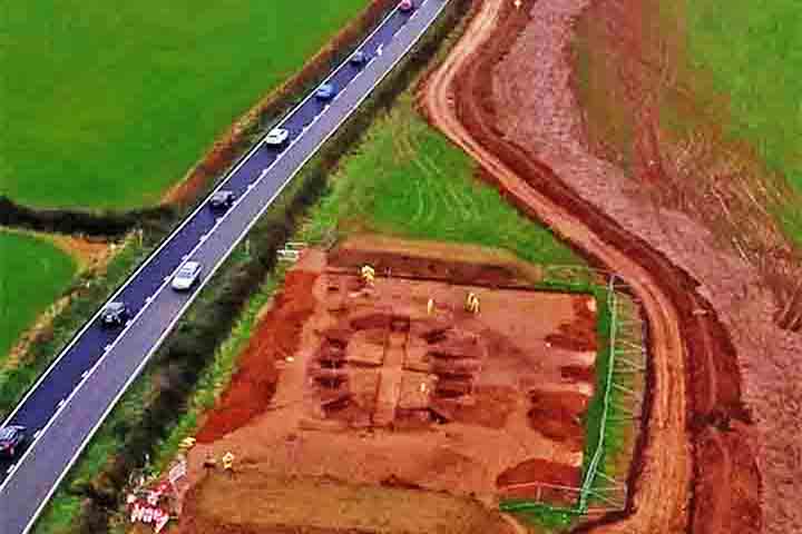 História inglesa - Escavações feitas em meio a uma reforma rodoviária trouxeram à tona achados de 10 mil anos do território inglês, que compreendem da Idade da Pedra até a Segunda Guerra Mundial (1948 - 1945). Os arqueólogos encontraram desde ferramentas do período Mesolítico (transição da pré-história) até um acampamento americano durante o maior conflito armado do século 20. 


