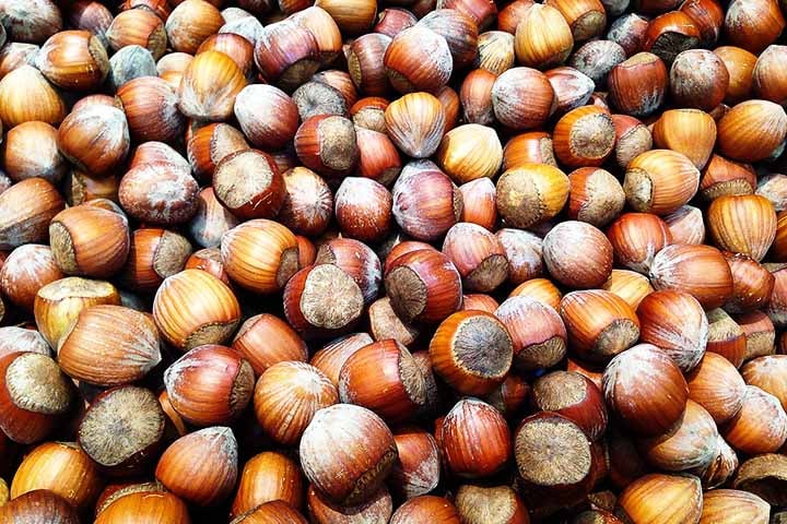 Por fim, alguns frutos oleaginosos ou sementes podem gerar reações deste tipo. Entre eles, avelã, pinoli, castanha de caju, amêndoa, nozes, castanha do Pará e Macadâmia. 