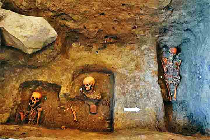 Para afastar “vampiros” - Uma tumba contendo três esqueletos foi encontrada por arqueólogos no subterrâneo de uma igreja na cidade de Paczewo, na Polônia. Um deles tinha uma foice na região do pescoço, prática que seria para evitar a volta dos mortos como “vampiros”. O pavor era baseado em crenças prevalentes no século 11.


