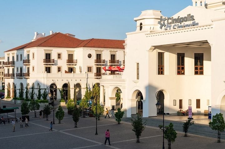 Além disso, Cayalá é um centro de atividades culturais e sociais. O local frequentemente sedia eventos, feiras e exposições que promovem a cultura e as tradições locais, bem como eventos internacionais.