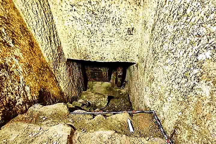 Túmulo com obras de arte - Após 20 anos de escavações, arqueólogos da Universidade Livre de Berlim identificaram o túmulo de uma sacerdotisa do Egito antigo, Idy, fillha do governador Djefaihapi I. Os exploradores se surpreenderam com a sofisticação dos textos e ilustrações gravados nos caixões de madeira. Elas retratavam narrativas do caminho da vida para a morte, segundo as crenças do período.


