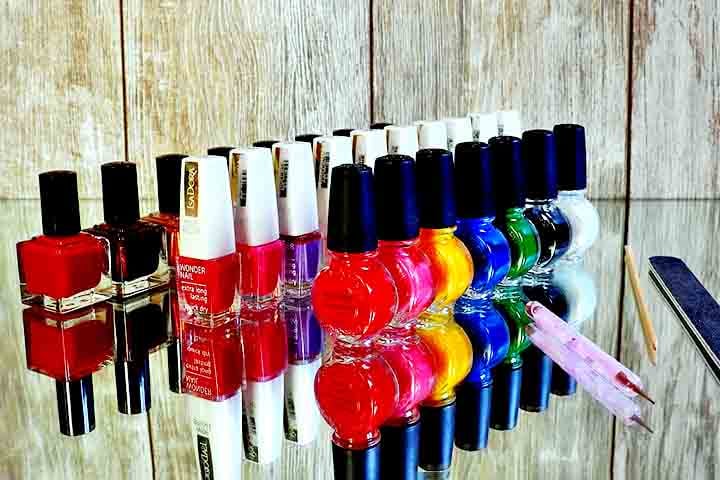 No século 20, o esmalte foi aperfeiçoado pelos processos de industrialização. Em 1925, em meio aos estudos para desenvolver tinturas para carro, foram identificadas soluções que passariam a ser usadas na fabricação dos esmaltes atuais.
