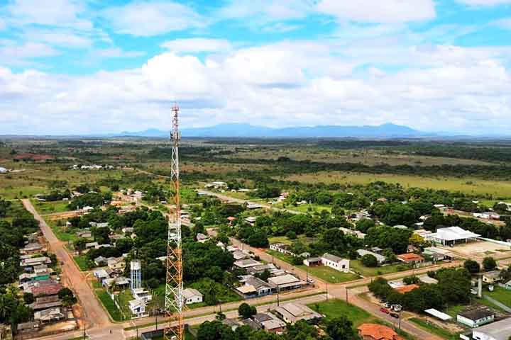 Amajari (RR) - 43,38 pontos -  Isolamento geográfico e dependência econômica da agricultura. Infraestrutura urbana básica é extremamente limitada. Conflitos territoriais e ambientais são recorrentes.