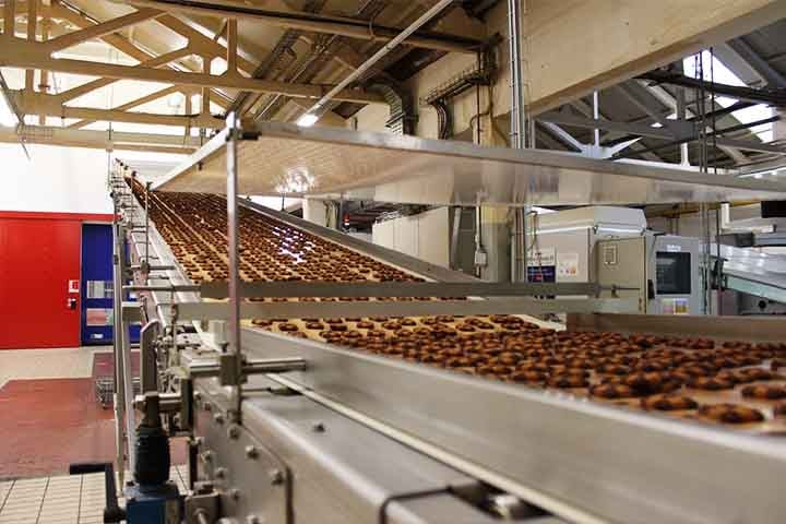 Por outro lado, popularmente conhecido como miojo, o macarrão instantâneo é amplamente consumido, especialmente pela sua praticidade e rapidez no preparo. No entanto, é pobre em nutrientes essenciais, proteínas, fibras dietéticas. 