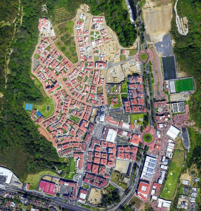 Em 2003, os arquitetos Pedro Pablo Godoy e María Sánchez apresentaram aos investidores a visão de uma cidade planejada compacta, onde tudo estaria a apenas 10 minutos de caminhada.