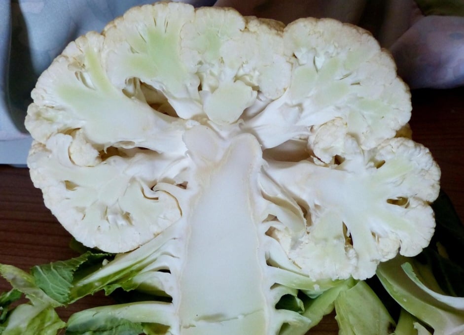 Além disso, a couve-flor é uma boa fonte de nutrientes essenciais, como vitaminas A, C, K e minerais como cálcio, ferro e potássio. 