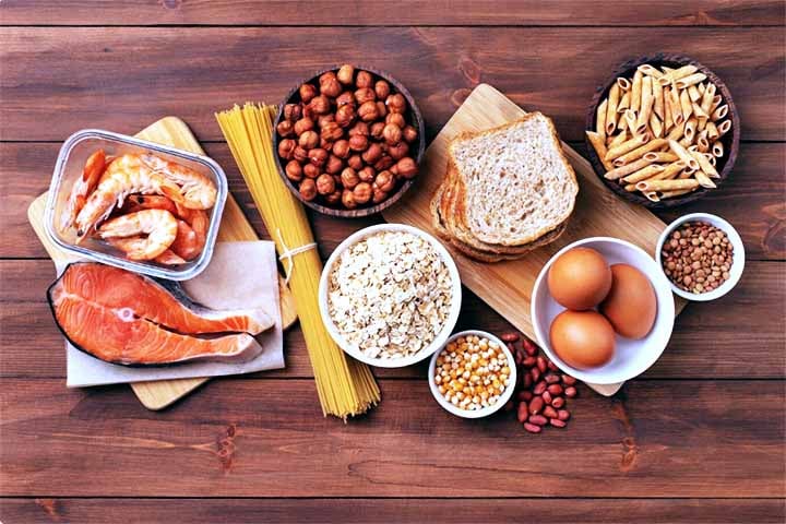 Os alimentos que mais comumente causam alergias são o leite, os ovos, o amendoim, os frutos do mar (como camarão, lagosta e caranguejo), a soja, as castanhas e o trigo.