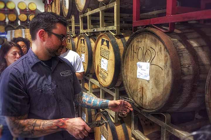 O malte é um produto utilizado na fabricação de cerveja, estando relacionado com a coloração dela e o sabor mais intenso.