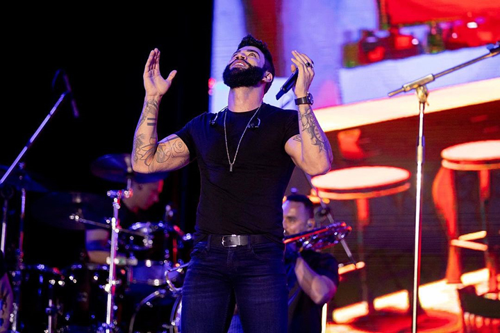 Gusttavo Lima  - O cantor mineiro ficou abalado pela perda da irmã Luciana, que morreu em 2012 enquanto dormia. No primeiro show após o falecimento dela, o cantor estava nitidamente emocionado e acabou passando muito mal.