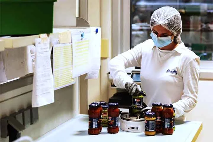 A opção integral tem um índice glicêmico mais baixo do que o macarrão branco, o que significa que ele é digerido mais lentamente e causa menores picos de açúcar no sangue.