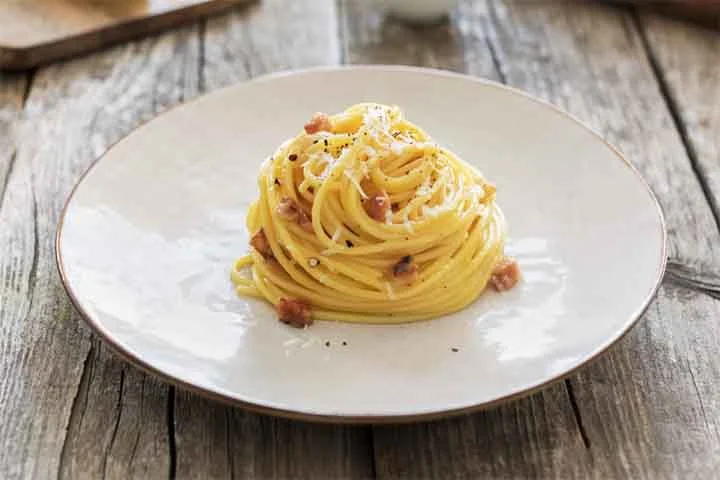 Existem diferentes tipos de macarrão. Entre as massas mais longas estão o Espaguete, Linguine, talharim, fettuccine, tagliatelle, pappardelle, aletria e bucatini.