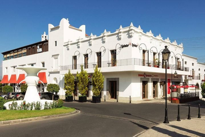 Além disso, há opções de lazer, como cinemas, academias, parques e áreas verdes, que incentivam um estilo de vida ativo e saudável.