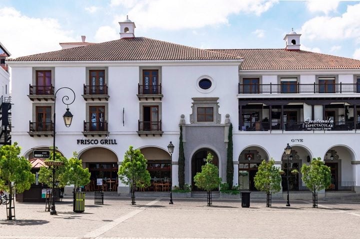 Cayalá foi desenvolvida para ser uma cidade dentro de uma cidade, proporcionando aos seus residentes e visitantes uma ampla gama de serviços e comodidades.