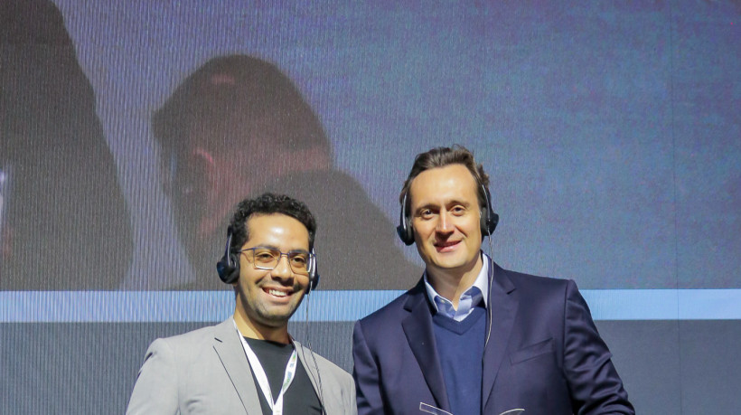 O jornalista Samuel Pimentel recebendo o 18&ordm; Pr&ecirc;mio Imprensa de Educa&ccedil;&atilde;o ao Investidor ao lado de grandes profissionais