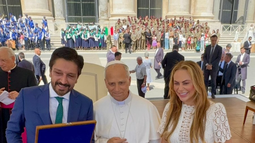 Ricardo Nunes e Regina Nunes presenteiam Papa Leão XIV