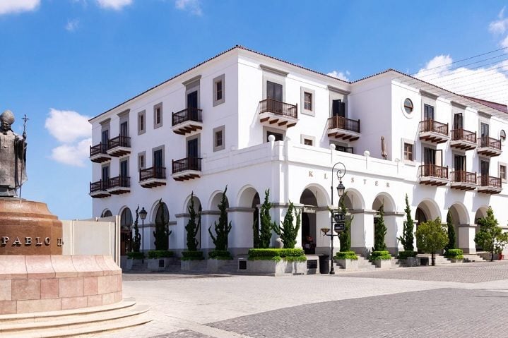 Um dos principais atrativos de Cayalá é sua segurança. O complexo possui sistemas de vigilância modernos e segurança privada, o que torna a área uma das mais seguras da Guatemala. 