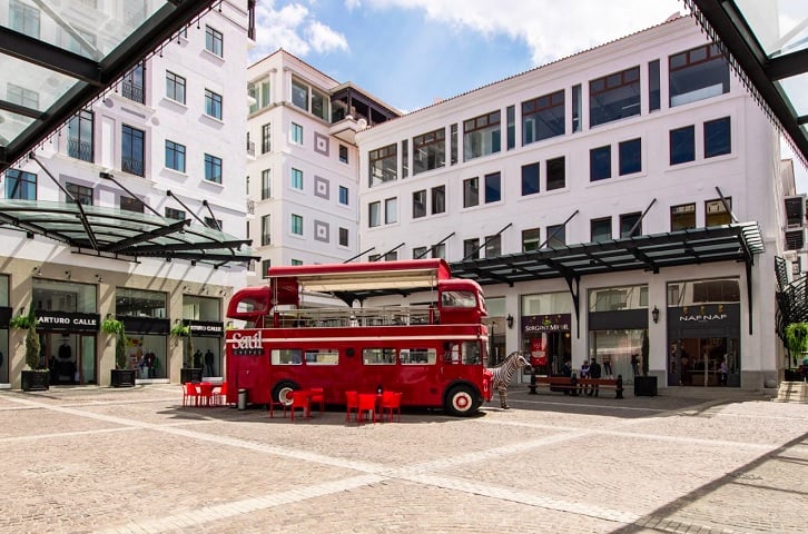 Entre os destaques estão suas áreas comerciais, que incluem boutiques de luxo, restaurantes gourmet, cafés, e lojas de conveniência. 