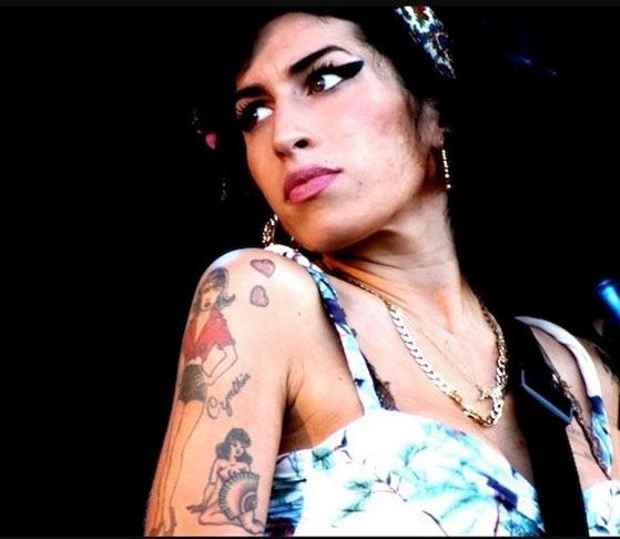 Amy Winehouse (1983-2011)- A cantora britânica, que morreu aos 27 anos, fez uma de suas últimas apresentações em Belgrado, na Sérvia. Ela estava visivelmente alterada por causa da bebida e passou mal no palco, sem conseguir cantar com a qualidade que ela estava acostumada a fazer. 
