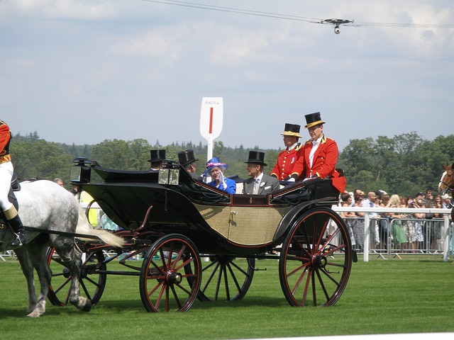 Durante o Royal Ascot, tradicional corrida de cavalos de mais de 300 anos, as mulheres têm que usar chapéus com 4 polegadas de base e os homens devem botar cartola preta ou cinza.
