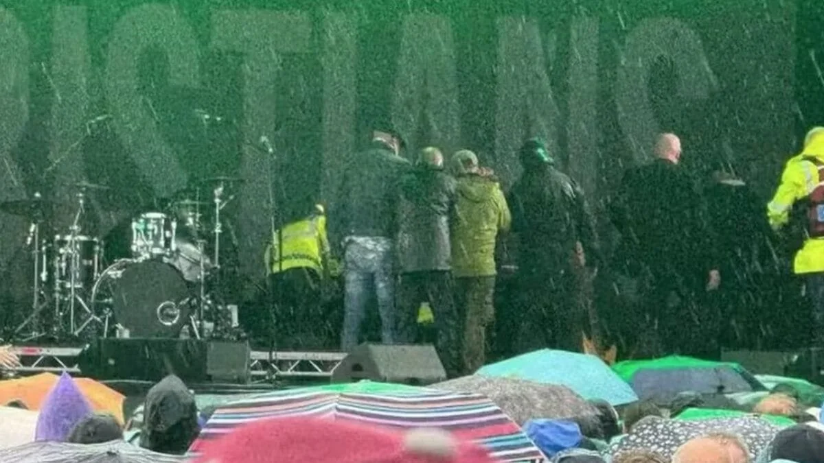 O baterista e percussionista Lionel Duke,  da banda The Christians, sofreu um enfarte durante uma apresentação em Liverpool, na Inglaterra. Foi no dia 22/6 e ele teve que ser reanimado quatro vezes no palco, antes de ser levado para o hospital, onde ficou em coma induzido. 