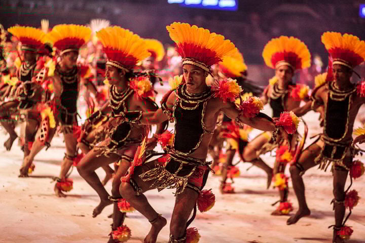 A disputa, que acontece durante três noites, envolve apresentações grandiosas com alegorias, músicas, danças e uma energia contagiante.
