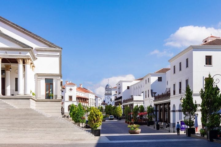 Oficialmente conhecida como Ciudad Cayalá, a região é uma zona urbana de 21 hectares projetada para oferecer uma qualidade de vida elevada com um ambiente esteticamente agradável e seguro.