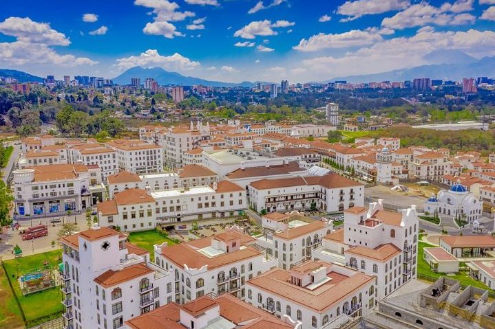 As empresas de segurança privada nos recomendaram construir um muro e uma porta. Mas não foi o que fizemos, declarou o diretor do projeto, Pedro Pablo Godoy.