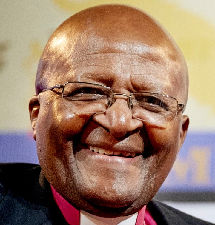 Desmond Tutu faleceu em 2021, aos 90 anos, mas sua luta pelos direitos humanos transcendeu as fronteiras da África do Sul, inspirando movimentos em todo o mundo. 