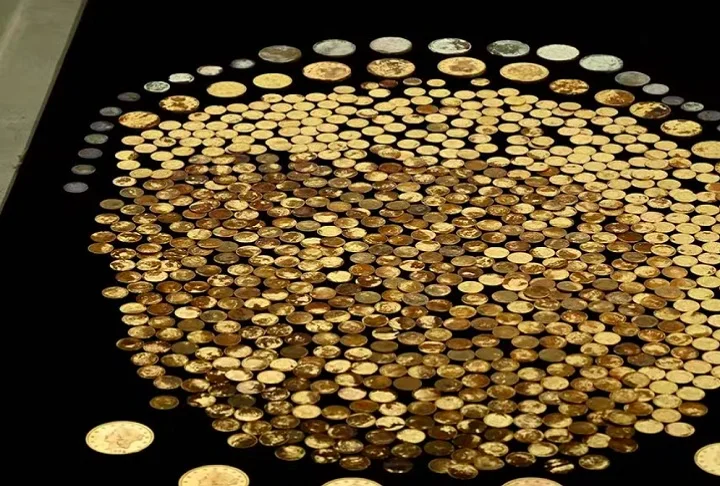 Um fazendeiro do Kentucky, nos EUA, descobriu um tesouro estimado em R$ 18 milhões enterrado em sua propriedade. São mais de 700 moedas de ouro da época da Guerra Civil Americana (1861-1865).