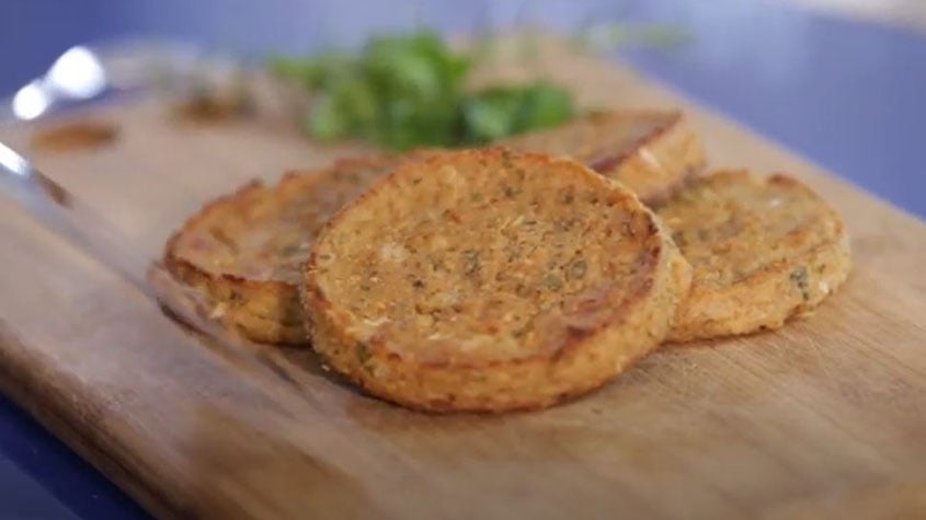Por ser um vegetal versátil, a couve-flor pode ser consumida crua em saladas, refogada, em farofas, bolos, sucos ou no caldo verde. Na foto, ela aparece na forma de um hambúrguer, bastante consumido por pessoas veganas.