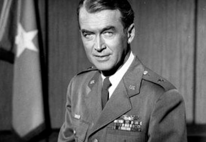 James Stewart - O ator americano serviu no Exército de 1941 a 1947, evoluindo de soldado a coronel.  Foi piloto da Força Aérea dos EUA (1947 a 1968), alcançando a patente de Brigadeiro-General. Esteve na Guerra do Vietnã, onde seu filho adotivo, Ronald, foi morto. 