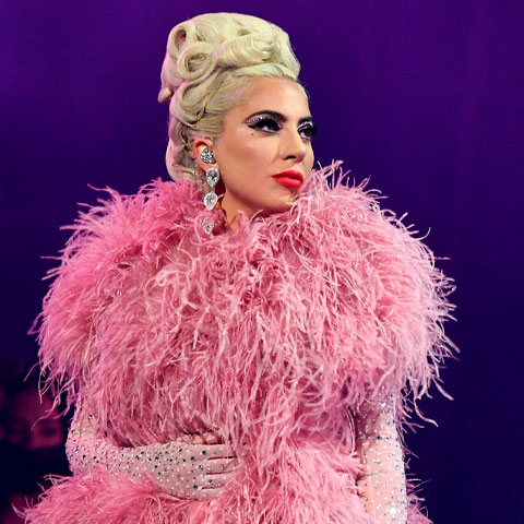 Lady Gaga  - A cantora americana - que também vem se consolidando como atriz - passou mal durante um show em Barcelona, na Espanha. Após o constrangimento, a cantora seguiu para o camarim com o apoio dos seus dançarinos.