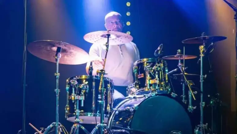 Lionel Duke tem 58 anos. Ele estava se apresentando com a banda no festival On The Waterfront, quando o vocalista Gary Christian percebeu que o colega estava passando mal. A banda elogiou a agilidade dos socorristas do evento e pediu que os fãs enviassem uma boa energia ao músico. 