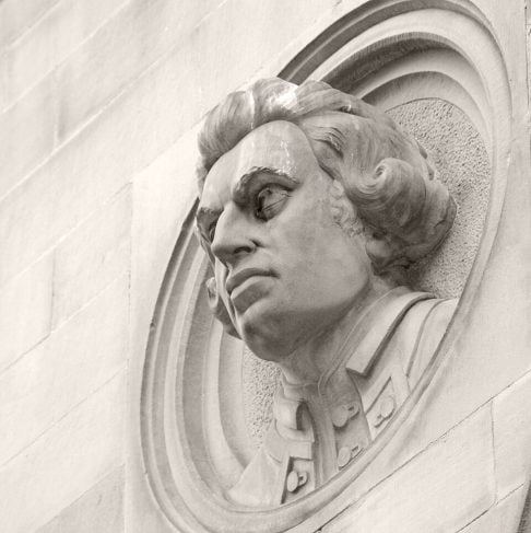 Nascido em 1728, na Inglaterra, ele liderou sua primeira expedição com o objetivo inicial de observar o trânsito de Vênus no Taiti.