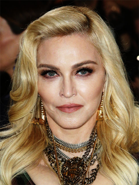 Madonna - A diva pop, que esteve no Brasil em maio de 2024 (show em Copacabana), desmaiou durante espetáculo na Bulgária e precisou ser reanimada por um de seus dançarinos.