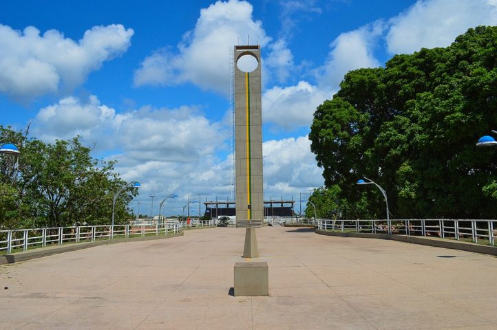 Um dos principais símbolos de Macapá é o Marco Zero, um monumento que marca a passagem da linha do Equador e atrai milhares de turistas curiosos.