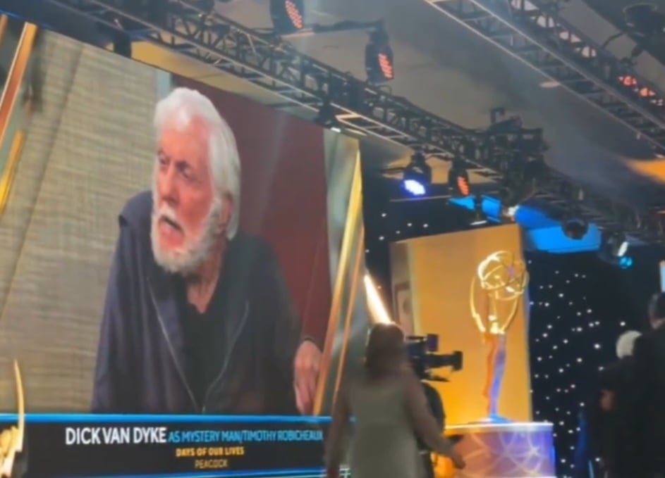 Foi por sua participação especial na novela Days of Our Lives, que está há mais de 50 anos no ar nos Estados Unidos. A imagem de Dick foi exibida no telão. 