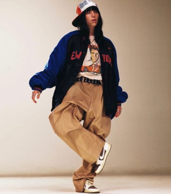 Além do talento musical, Billie Eilish é conhecida por seu visual único e chamativo. Ela é adepta das roupas largas e do chamado street style.