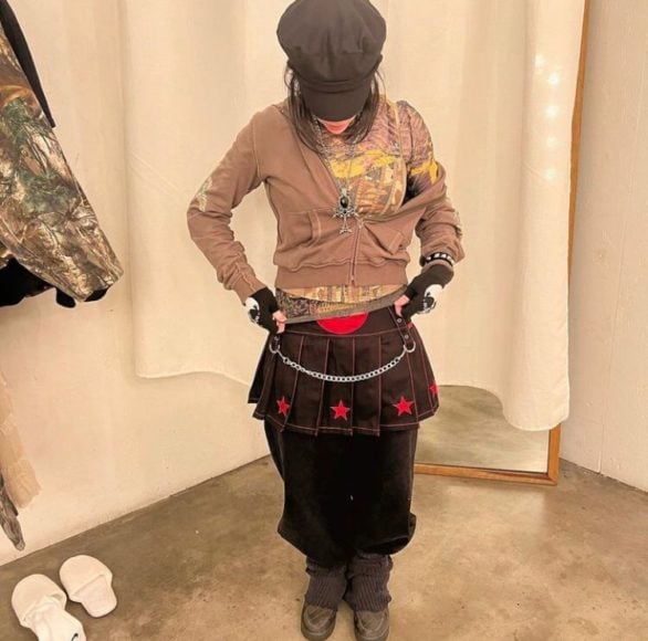 Em uma entrevista dada em 2017, a cantora chegou a afirmar que gosta de se vestir fora de sua zona de conforto para sentir que chama a atenção de todos ao seu redor.