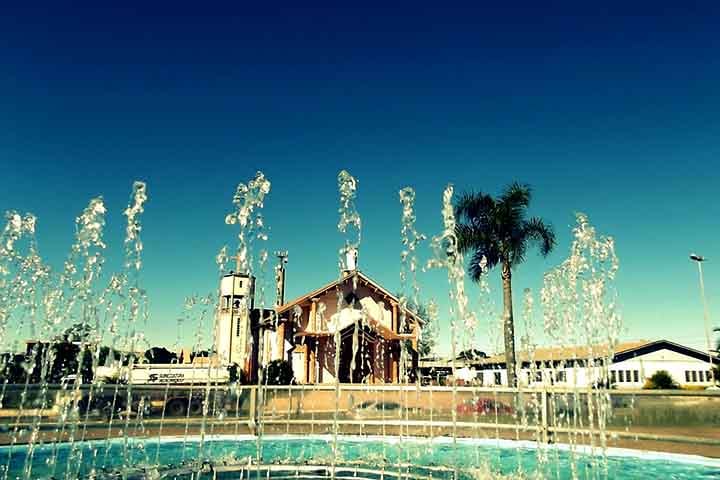 A presença das pedras vai além da fé ou da decoração. A cidade incorporou sua identidade mineral em todos os aspectos. Prédios, praças, postes e até os bancos das ruas exibem detalhes roxos ou estruturas com pedras aparentes.