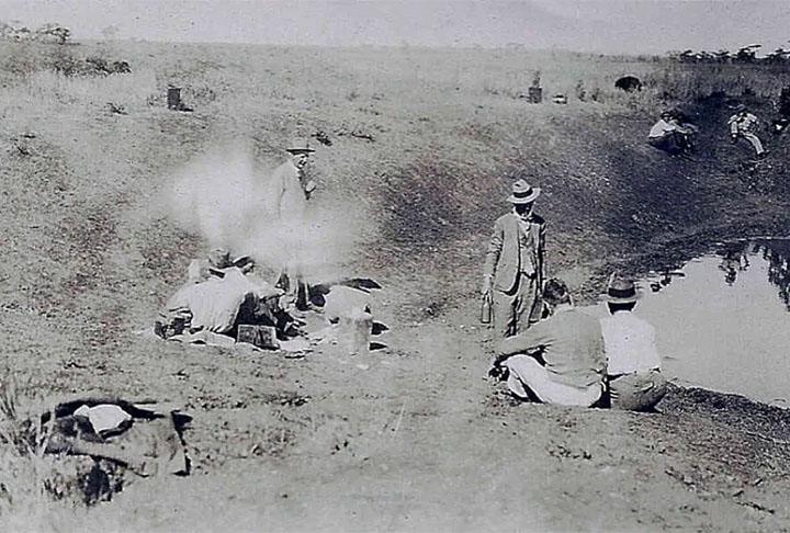 A batalha se arrastou pelos dias seguintes, com uma tentativa de emboscada malsucedida após a metralhadora falhar. A ideia era surpreender um grupo de mil emus.