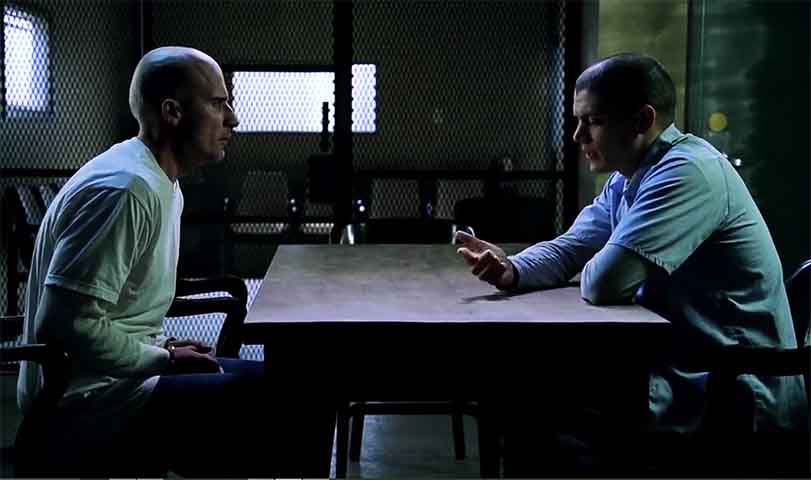 A história gira em torno de dois irmãos: Lincoln Burrows e Michael Scofield. Lincoln está preso e condenado à morte por um crime que alega não ter cometido. Seu irmão, Michael, arquiteto e engenheiro estrutural extremamente inteligente, acredita na inocência dele e decide fazer o impossível para salvá-lo.