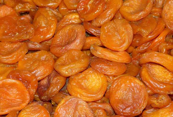 Damasco seco
O damasco seco concentra mais proteína do que a fruta fresca e ainda é rico em ferro, ajudando na prevenção da anemia