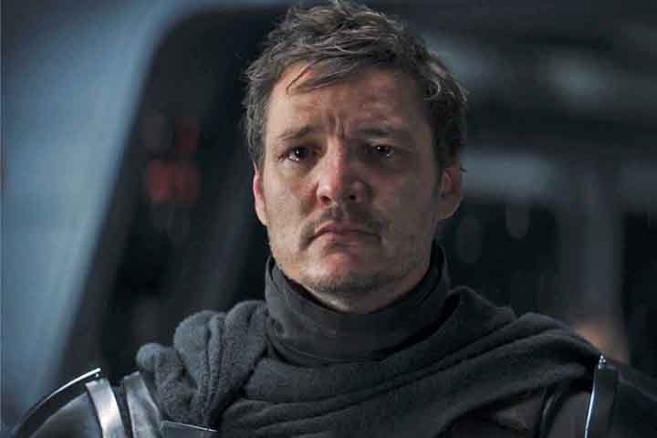 Ambientada após os eventos de O Retorno de Jedi (Episódio VI), a série apresenta o mandaloriano Din Djarin, interpretado por Pedro Pascal, um caçador de recompensas solitário que vive nos confins da galáxia.