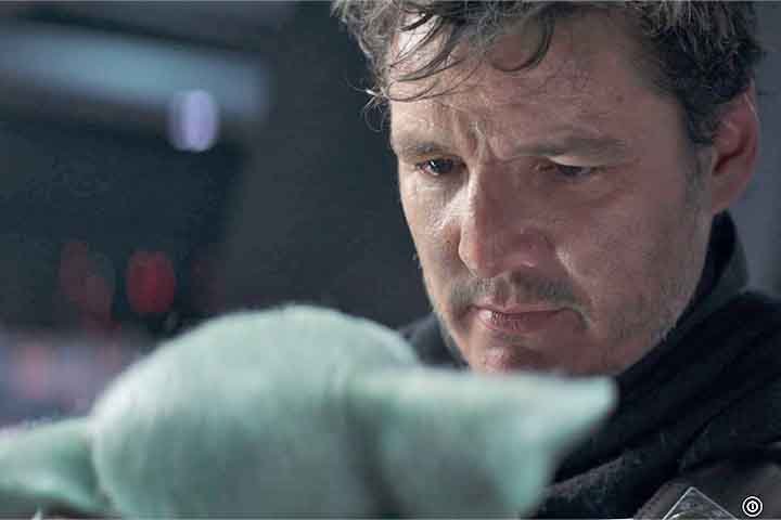 Sua vida muda radicalmente quando aceita uma missão que o coloca em contato com uma criança misteriosa - mais tarde chamada de Grogu - que pertence à mesma espécie do Mestre Yoda.