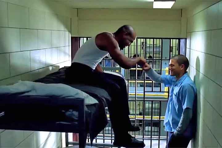 O relacionamento entre os irmãos é o coração da narrativa, e a série constrói essa ligação com profundidade ao longo das temporadas. A lealdade, o sacrifício e a confiança mútua se tornam elementos centrais da jornada de ambos.