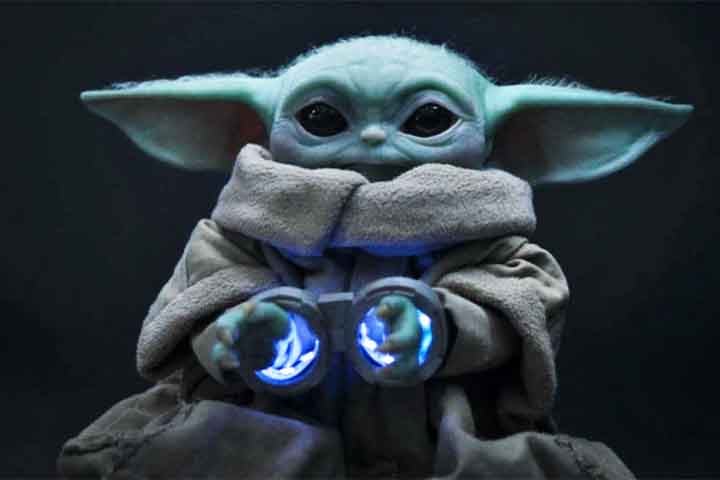 No coração da série permanece a relação entre um guerreiro relutante e uma criatura indefesa, que aos poucos se torna seu filho adotivo. 